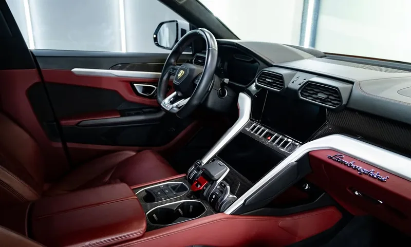 Lamborghini Urus — cabin and cockpit