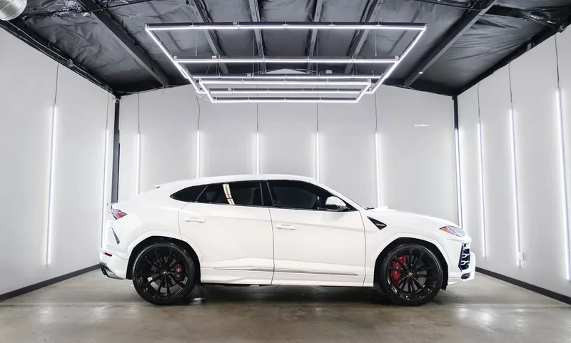 Lamborghini Urus — front three-quarter exterior