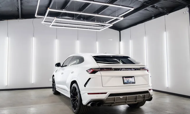 Lamborghini Urus — cabin and cockpit